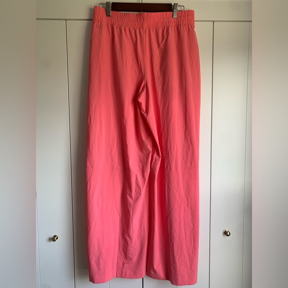 Lululemon Athletica Swift Mid-Rise Wide-Leg Pant Pink
Size 10 - Picture 3 of 6